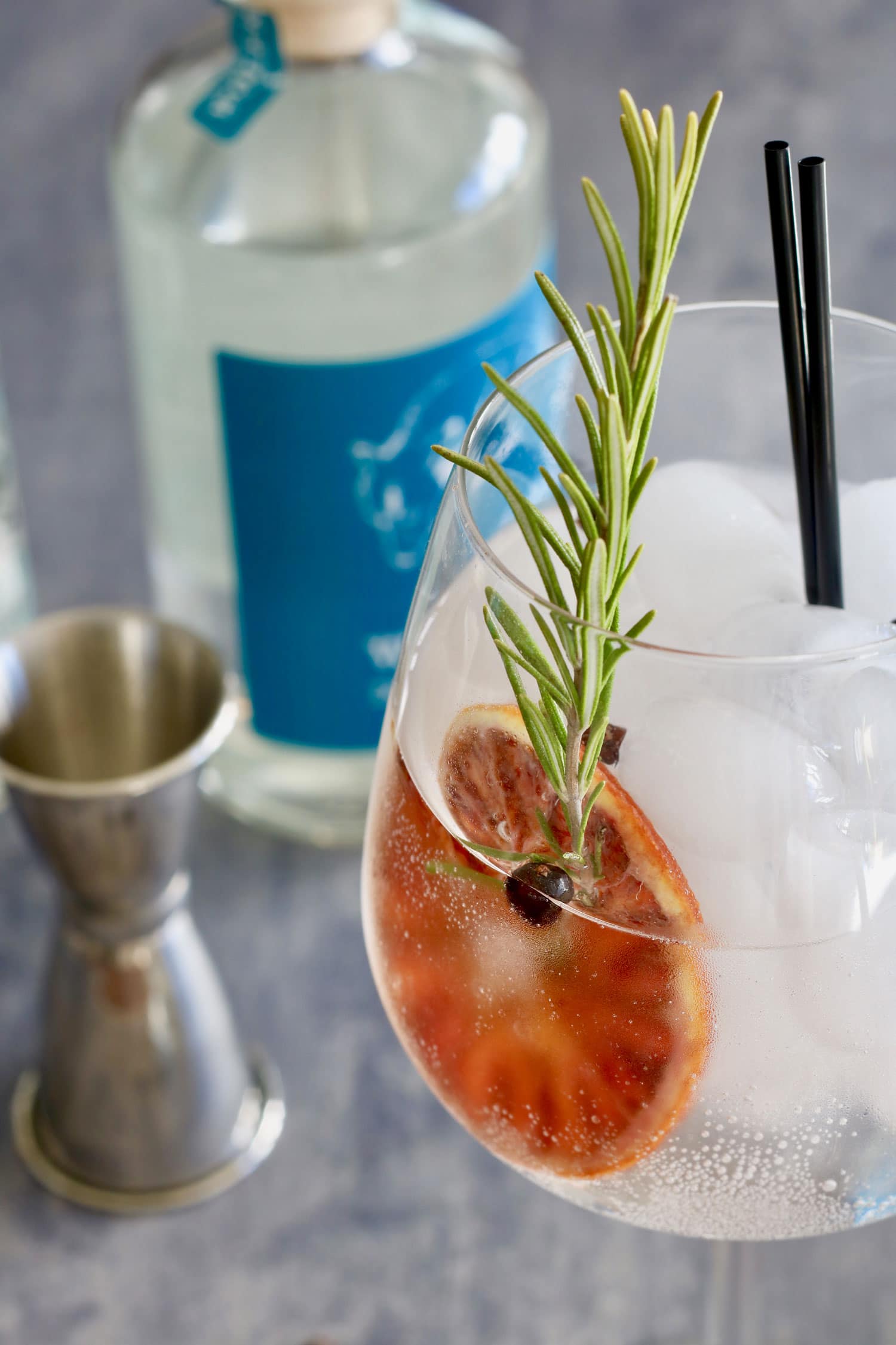 Arance essiccate per decorare cocktail con gin